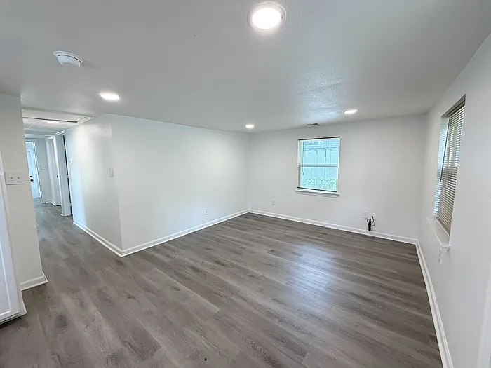 3 bed, 2.0 bath, 1050 sqft, $1,549 — Photo 3