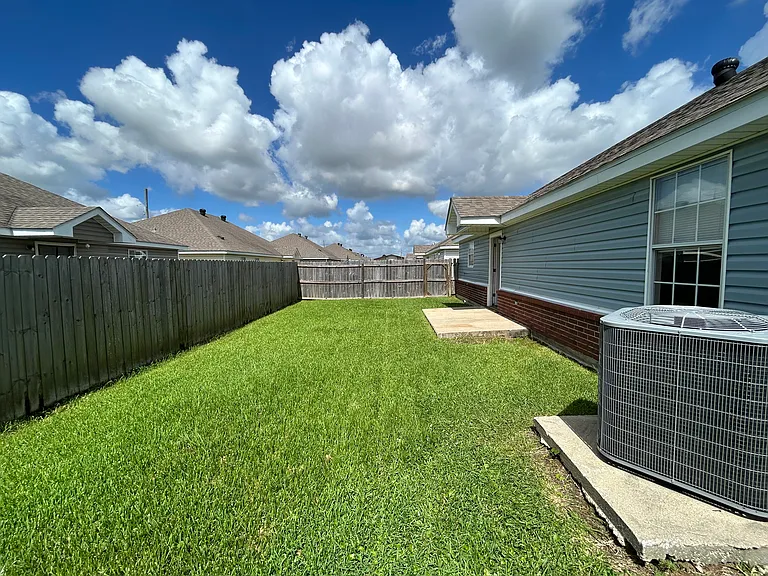 5029 Hawthorn Dr — Photo 9