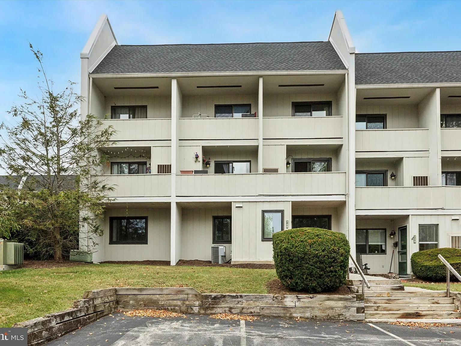 2 bed, 960 sqft, $1,950 — Photo 1