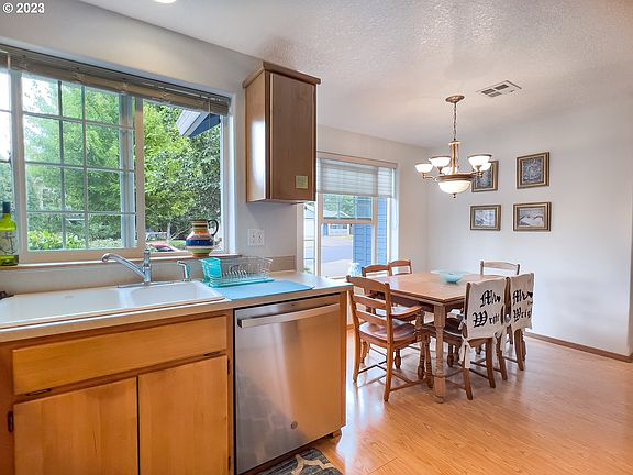 5th image of 1561 SE 62nd Ave