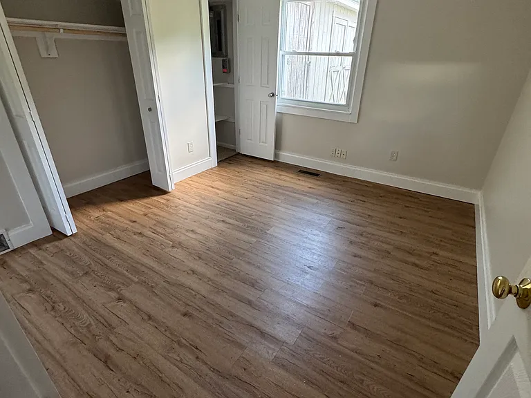 Large bedrooms, fresh painted!