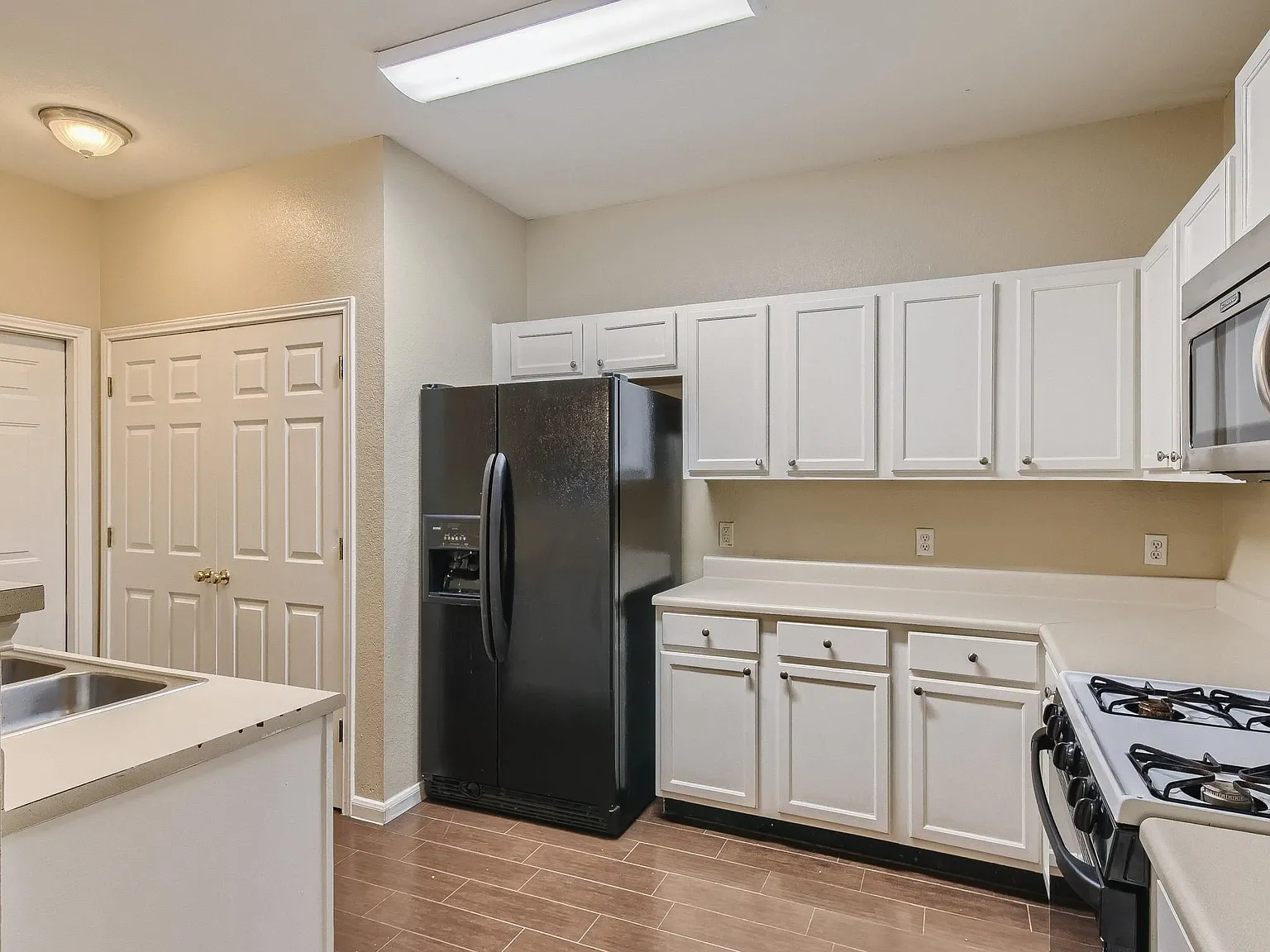 3 bed, 2.0 bath, 1205 sqft, $1,700 — Photo 3