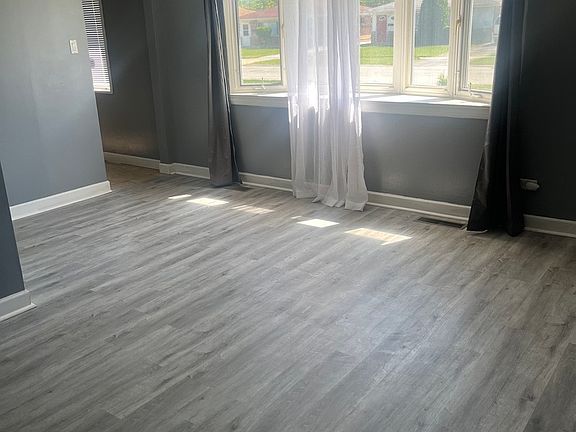 3rd image of 1376 Greenbay Ave