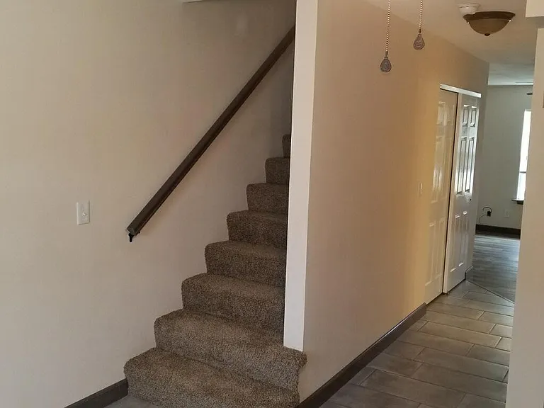 411 Meadow Dr — Photo 7