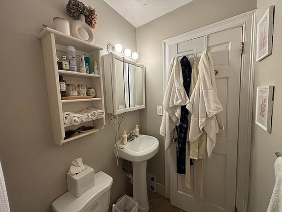 4th image of 42 Grove St APT 4B