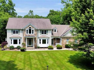 8682 Chase Dr, Chagrin Falls, OH 44023