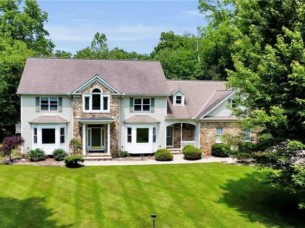 8682 Chase Dr, Chagrin Falls, OH 44023