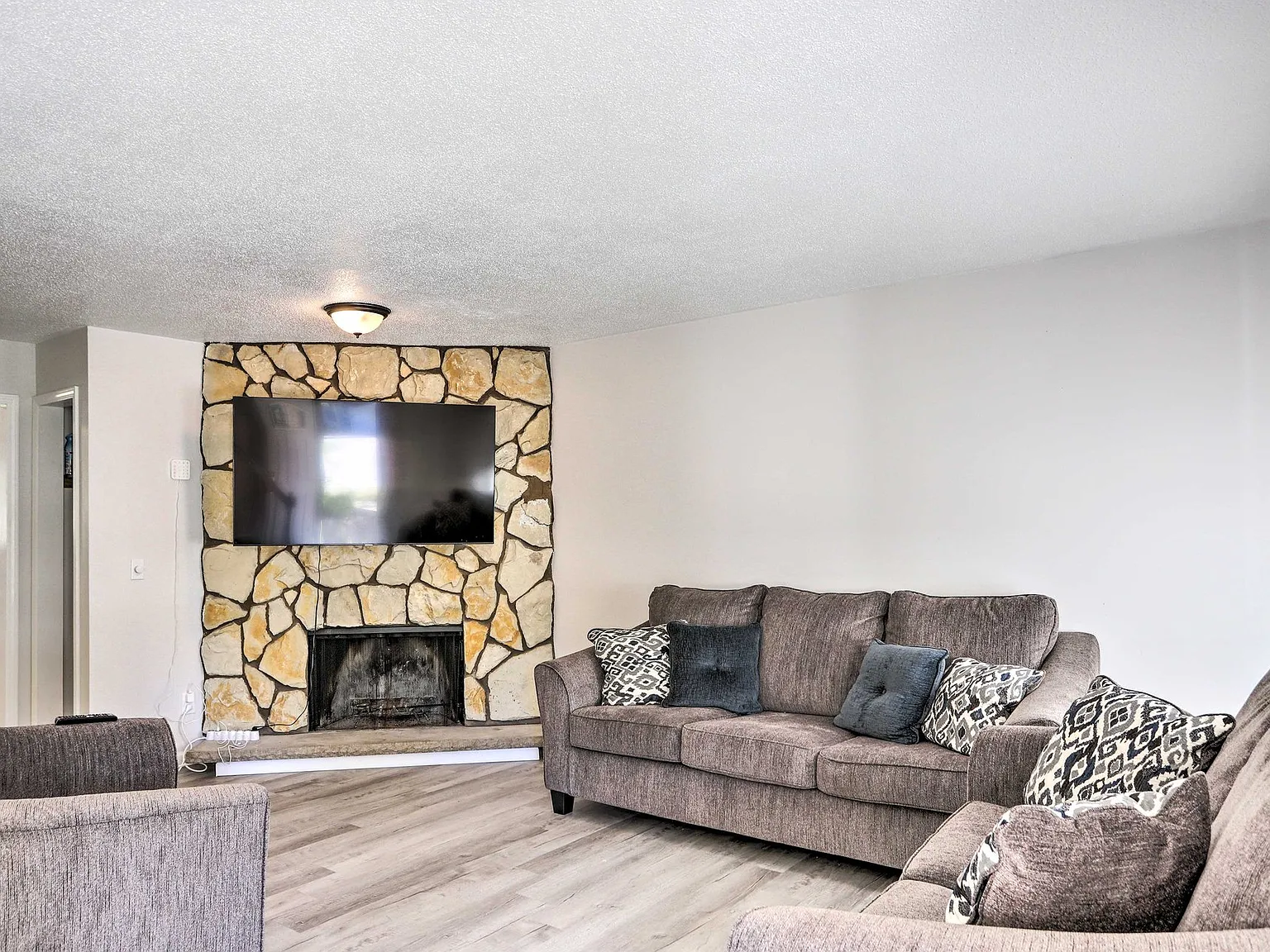 2 bed, $5,000 — Photo 2