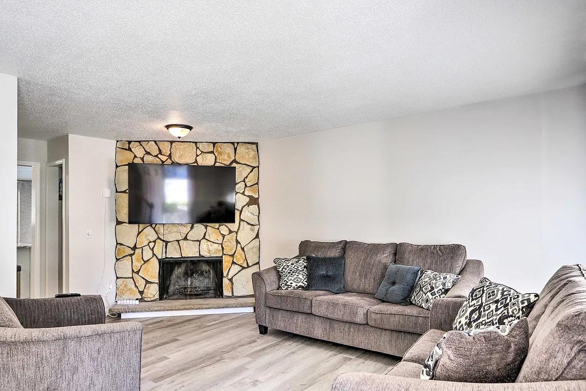 Building Photo - Woodmeadow Dr
