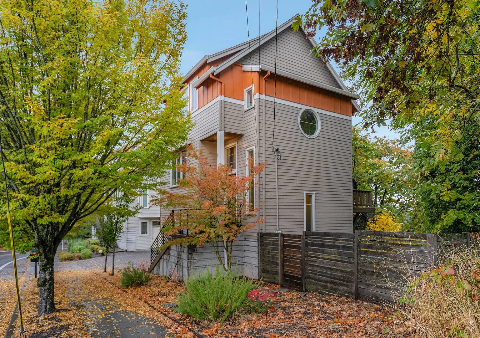 Gorgeous, spacious 3-bdrm/3-bath tri-level home in Sellwood. Deck, private fenced yard, garage — Photo 3
