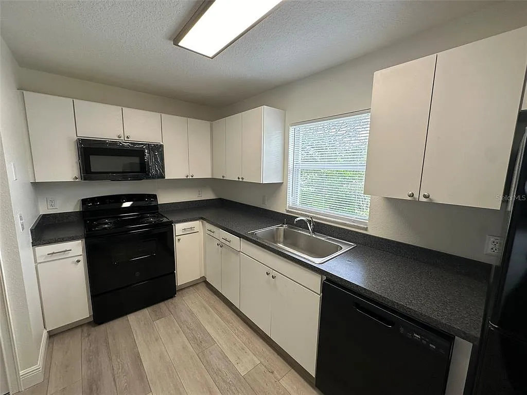3 bed, 2.0 bath, 1020 sqft, $2,200 — Photo 4