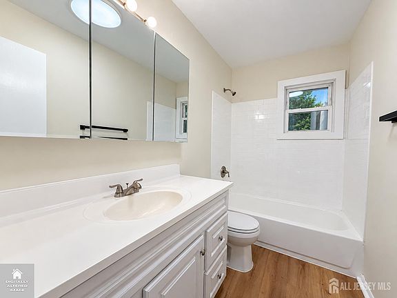 3rd image of 125 Bentley Ave