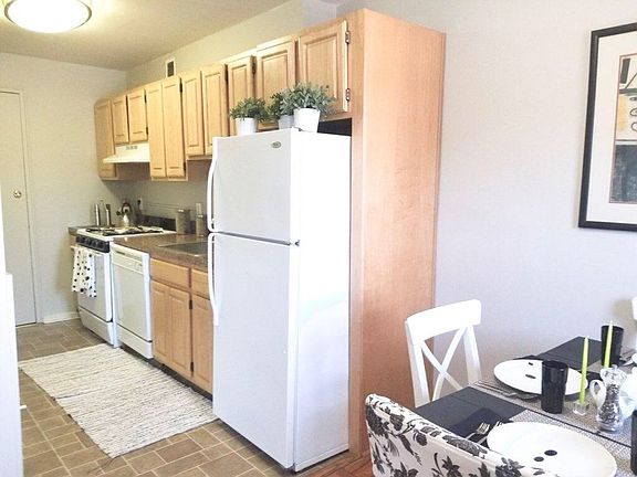 2nd image of 5000 Woodbine Ave APT 305