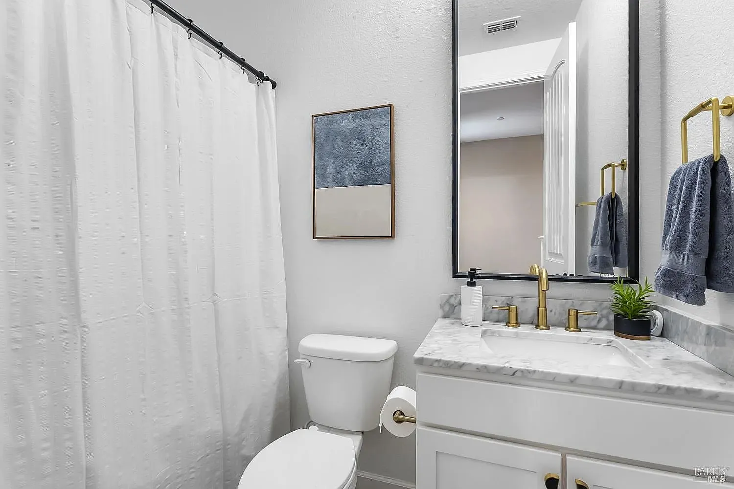 5 bed, 2637 sqft, $3,995 — Photo 4