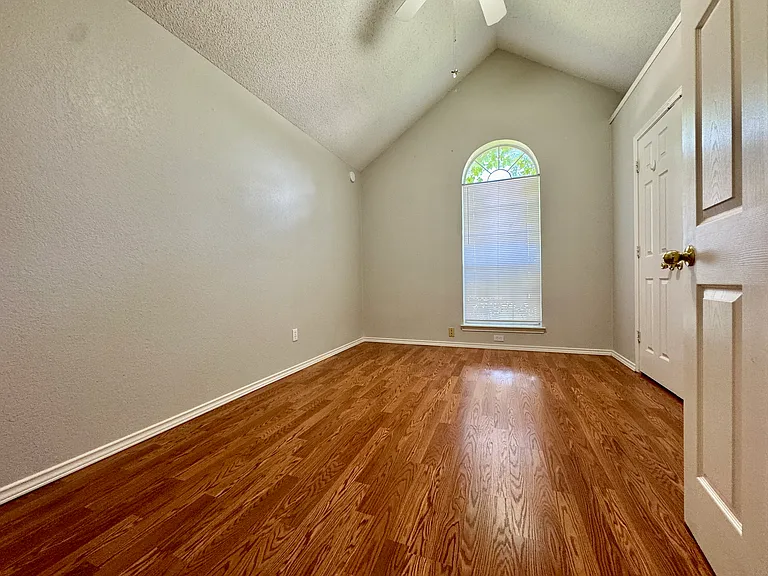 509 Raintree Cir — Photo 9