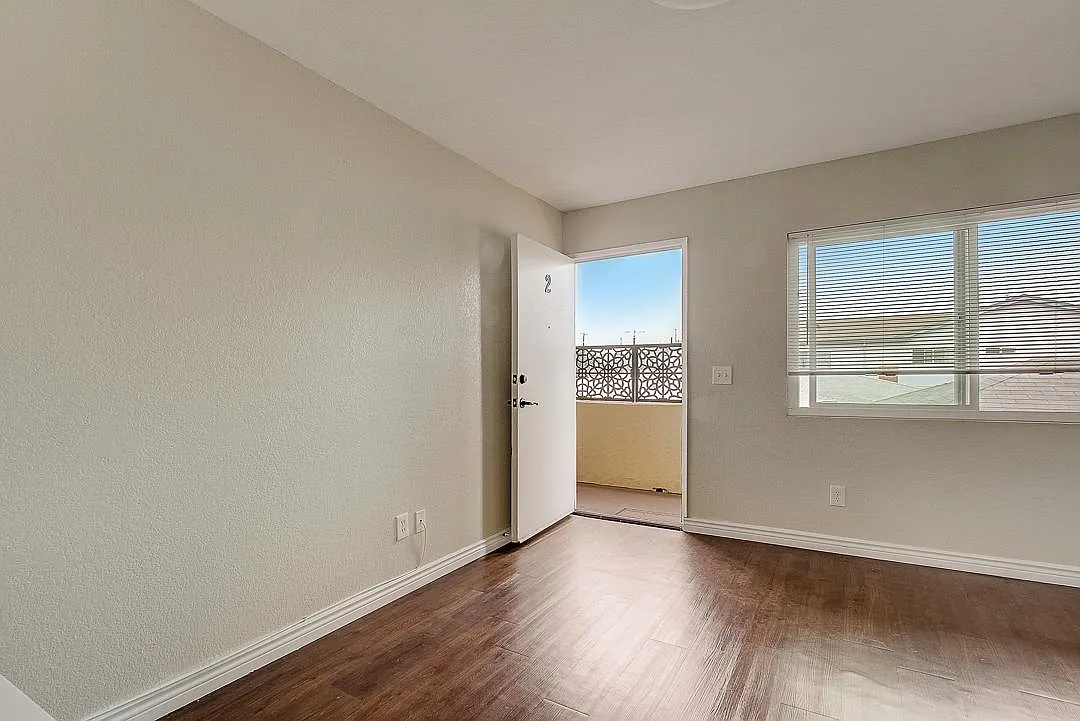 4832 W 116th St — Photo 1