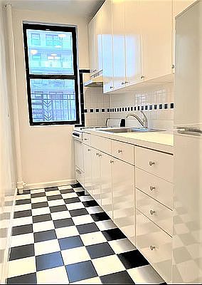3rd image of 405 E 72nd St APT 4B