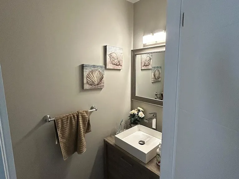 80 Raleigh Cres S — Photo 8