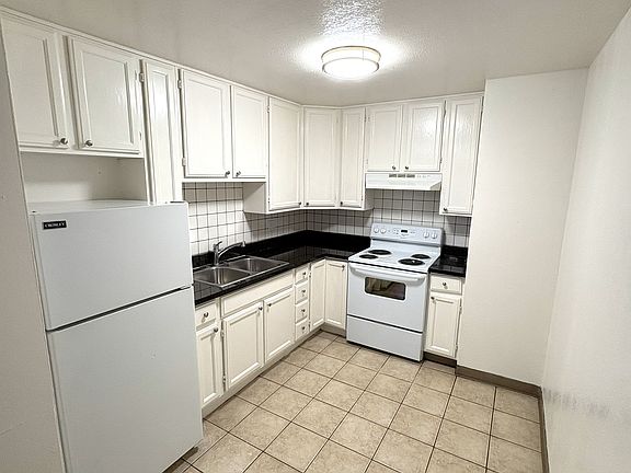 3rd image of 73 Lausanne Ave APT 2