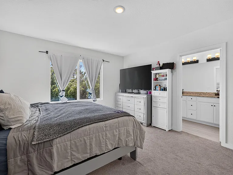 608 NE Waters Edge Ln — Photo 19