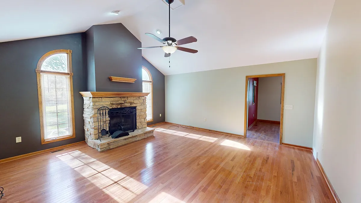 Building Photo - 558 Beachview Dr