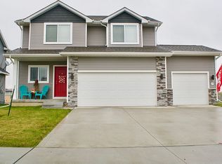 865 8th St, Waukee, IA 50263