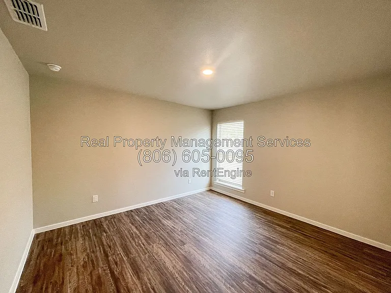 2101 N Avenue L — Photo 5