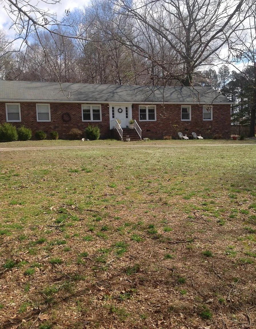 3 bed, 888 sqft, $1,300 — Photo 1