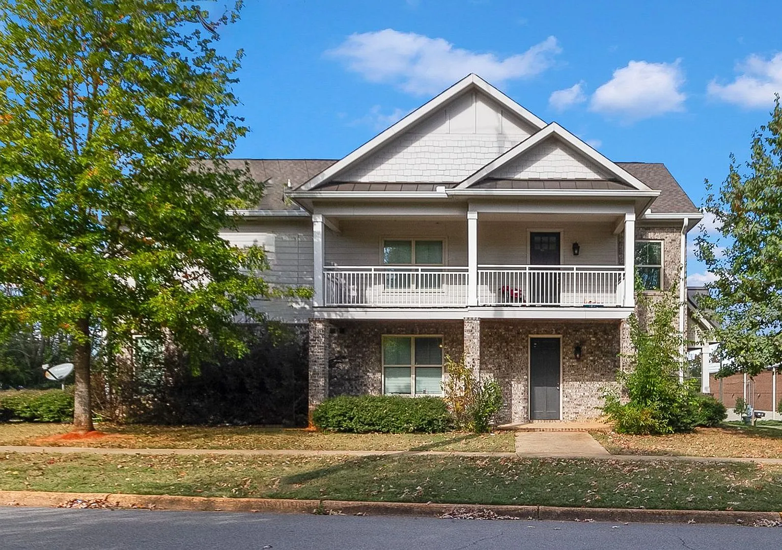 Spacious 3 Bedroom 3.5 Bath Available Fall 2026! Schedule your Tour and Apply today! — Photo 2