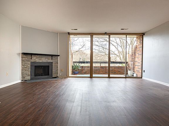 Enormous Living Room W/ Tons Of Light!