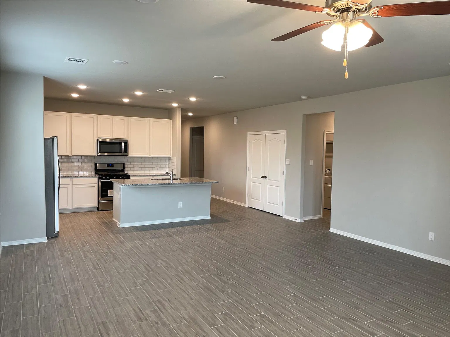 4 bed, 3.0 bath, 2017 sqft, $2,050 — Photo 4