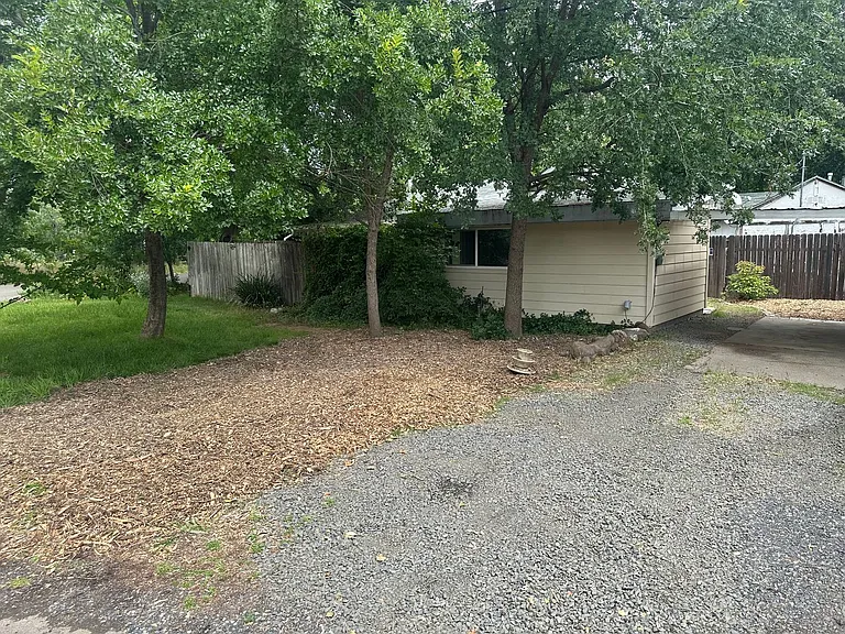 2050 Laburnum Ave — Photo 38