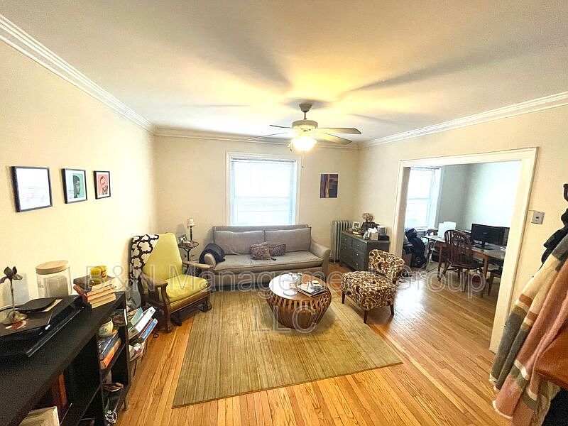 1st image of 910 W Oakdale Ave APT 1