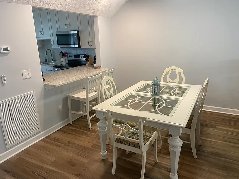 Large dining area and counter seating