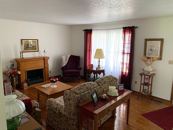 Living Room - 13.5 x 18.5