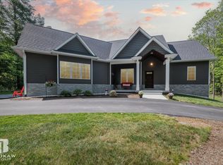 2933 Secluded Pines Dr, Oxford, MI 48371