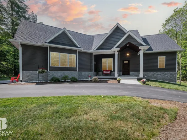 2933 Secluded Pines Dr, Oxford, MI 48371