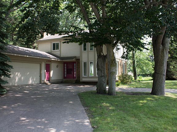 4th image of 902 Holly Ln