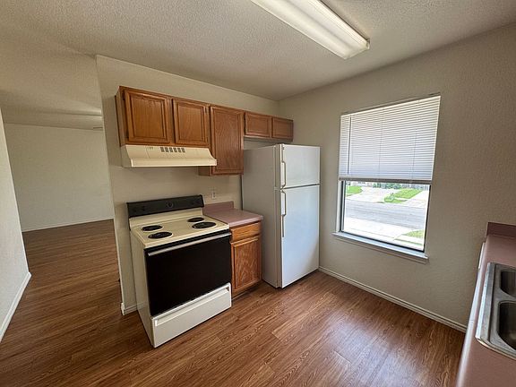 4th image of 1906 Windward Dr #C