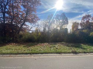 9035 Huron Bluffs Dr, White Lake, MI 48386
