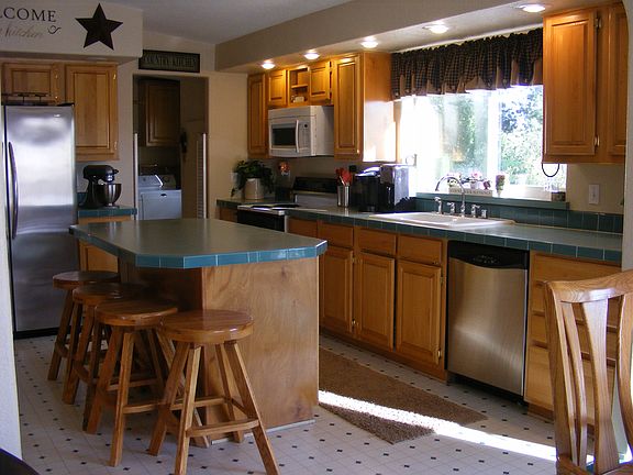 5th image of 824 E Southview Ave
