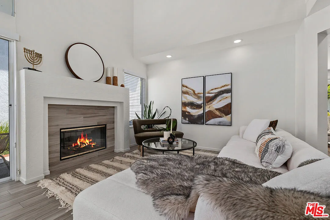 3 bed, 3.0 bath, 1834 sqft, $6,500 — Photo 3