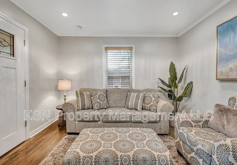 1305 E 32nd St — Photo 14
