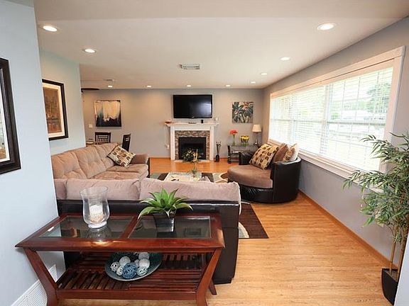 2nd image of 826 Winding Oaks Dr