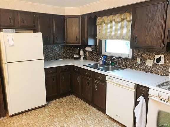 3rd image of 86 Emerald Dr