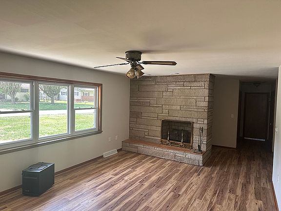 Living Room w/fireplace