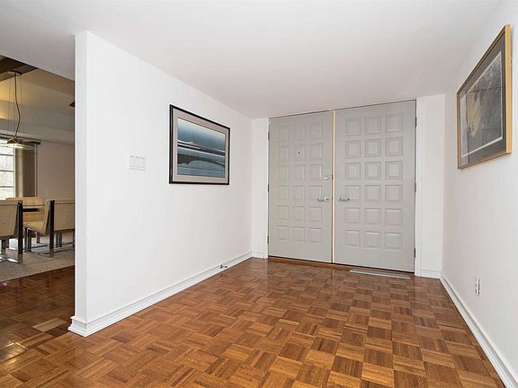 3rd image of 165 Oakside Dr