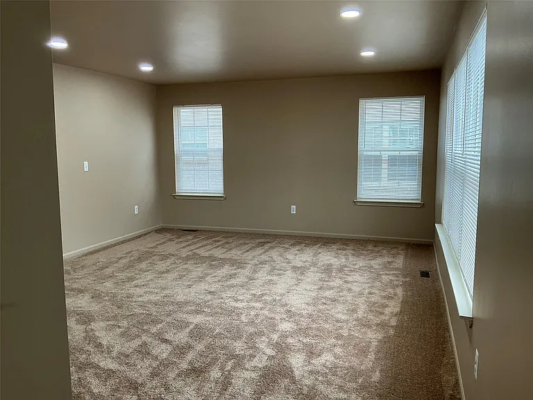 48161 Nottinghill Ln — Photo 12