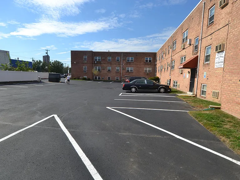 Oregon Court — Photo 11