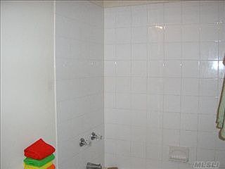 5th image of 82 Margaret Dr